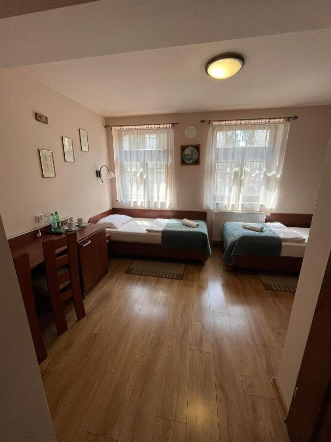 Pokój z 2 łóżkami pojedynczymi i łazienką